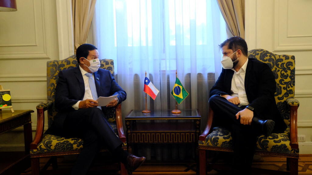 O Presidente eleito do Chile, Gabriel Boric, e o Vice-Presidente do Brasil, Hamilton Mourão, realizam uma reunião bilateral em Santiago, Chile, em 10 de março de 2022.