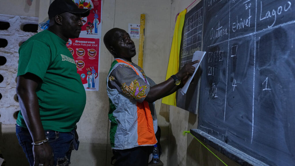 Présidentielle en Côte d'Ivoire: la CÉI poursuit le dépouillement par département, en attendant les résultats définitifs