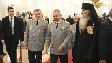 Le général Valeri Guerassimov, à gauche, en compagnie du ministre russe de la Défense Sergueï Choïgou, au Kremlin, à Moscou, en décembre 2022.