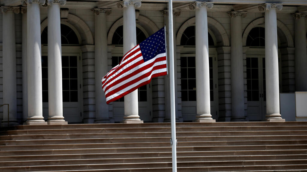 Un drapeau américain en berne, devant l'Hôtel de Ville de New York (illustration).