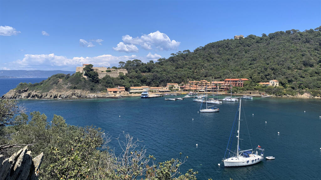 Le petit port de Port-Cros est desservi en ferry depuis Hyères par 3 liaisons quotidiennes.