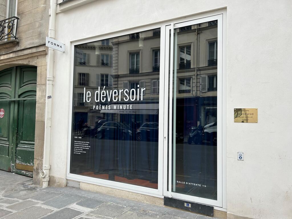 À la galerie FORMA à Paris, Arthur Teboul propose une performance littéraire, inspirée de ses aînés surréalistes, où il délivre ses "poèmes minute".