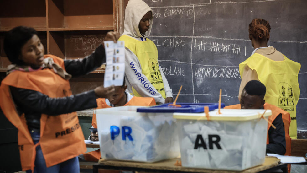 Contagem dos votos numa mesa de voto em Maputo, Moçambique. 9 de Outubro de 2024.