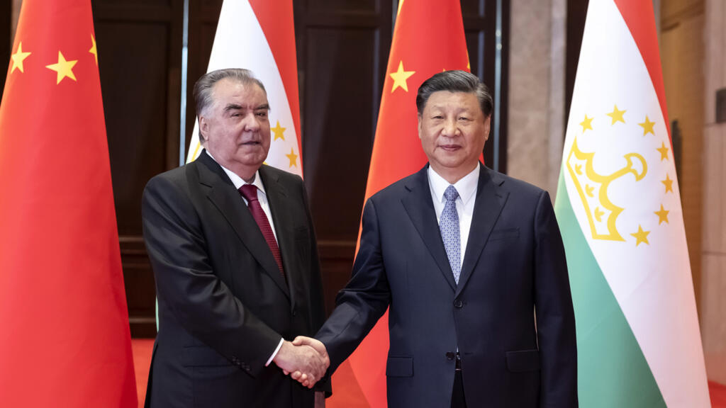 Le président chinois Xi Jinping et son homologue tadjik Emomali Rahmon, le 18 mai à Xi'an.