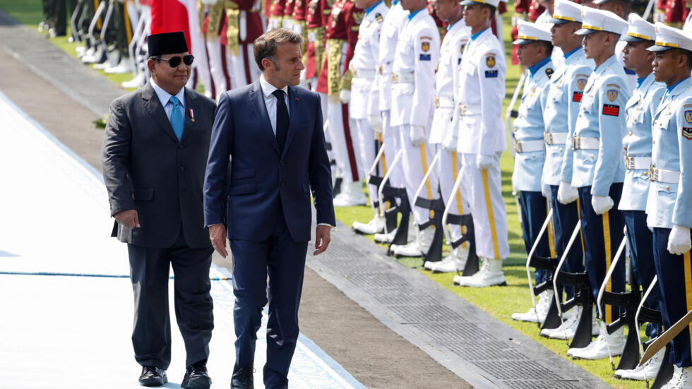 French President Emmanuel Macron and Indonesian President Prabowo Subianto inspect the honour guards during a welcoming ceremony ahead of their meeting at the Merdeka Palace in Jakarta, Indonesia, May