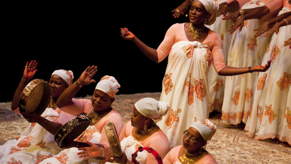 Le deba de Mayotte, une pratique du soufisme qui mêle la danse, les chants, les percussions, et la poésie mystique, chantée et dansée exclusivement par des femmes.