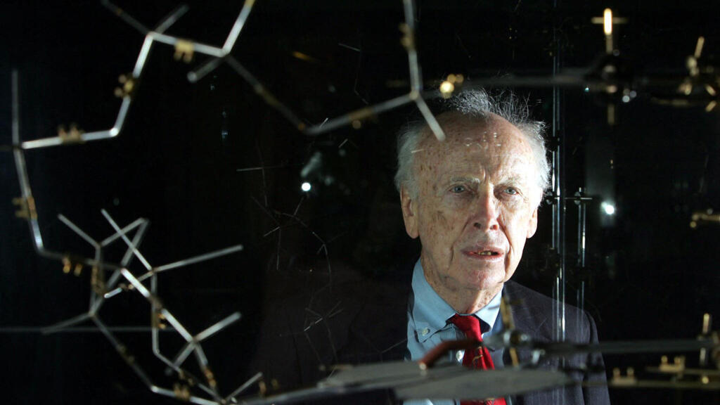 Le Dr James Watson pose avec le modèle original de l'ADN avant une conférence de presse au Musée des sciences de Londres, le 20 mai 2005.