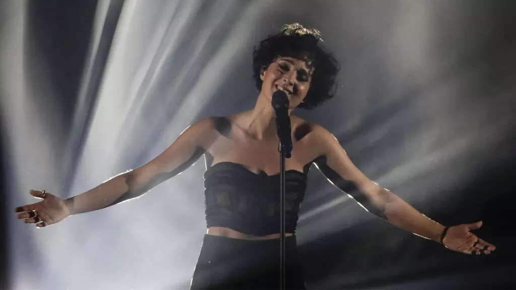 باربارا پراوی، در حال اجراء ترانه «وآلا» در مراسم نهائی مسابقه یوروویژن ۲۰۲۱
