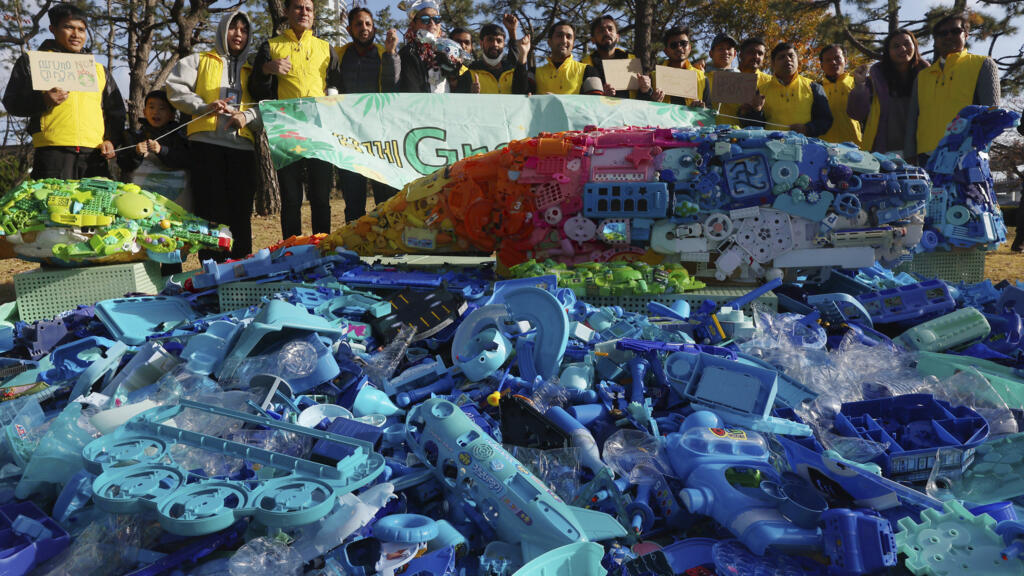 Les militants environnementaux ont organisé une manifestation le samedi 23 novembre 2024, pour exiger un traitement plus solide contre la contamination par les plastiques avant la 5ᵉ session de la Commission commerciale internationale sur la contamination par les plastiques.
