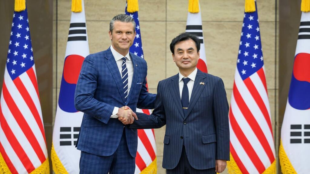 Bộ trưởng Quốc Phòng Mỹ Pete Hegseth và đồng cấp Hàn Quốc Ahn Gyu Back trong cuộc họp báo chung, tại Seoul, ngày 04/11/2025.