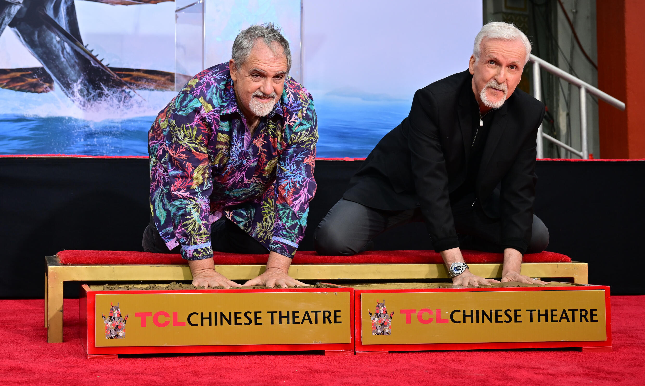 El director de Avatar, James Cameron, y el productor de la misma, Jon Landau, imprimen sus huellas en una ceremonia honorífica en el teatro Chino TCL, en Hollywood