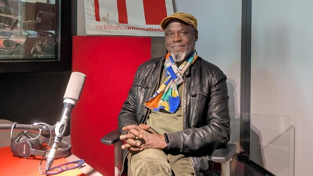 Abdelaziz Baraka Sakin est né en 1963 au Soudan et vit entre la France et l'Autriche. Après Le Messie du Darfour, Les Jango et La Princesse de Zanzibar, il vient de publier un nouveau roman traduit en français, sous le titre Le Corbeau qui m'aimait (Zulma,2025)