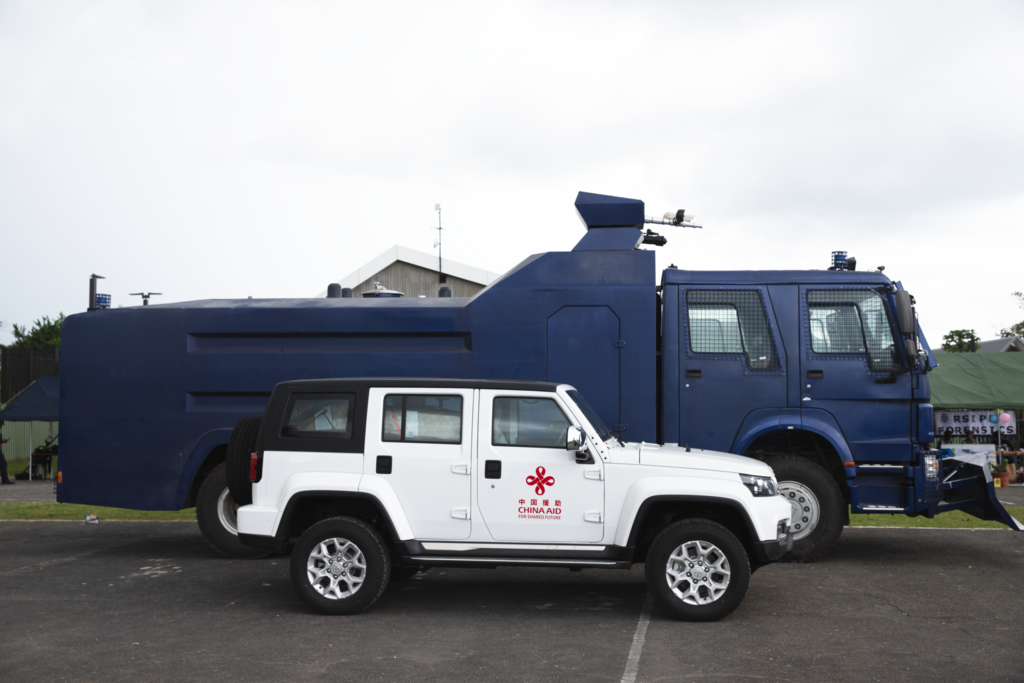 Un canon à eau anti-émeute offert et un land cruiser offerts par les autorités chinoises lors de la journée portes ouvertes de la police des îles Salomon.