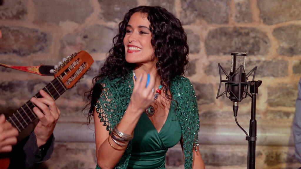 «Amor de flores», le premier album de Nuria Rovira Salat est sorti en 2024 sur le label Tchaï.