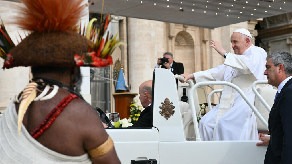 Le pape François voyage du 2 au 13 septembre 2024 en Asie du sud-est et en Océanie. Ici, le chef traditionnel de Papouasie-Nouvelle-Guinée, Mundiya Kepanka, «Gardien de la forêt», reçu à Rome en mai 2024, très préoccupé par les défis environnementaux qui seront aussi au centre du voyage du pape.
