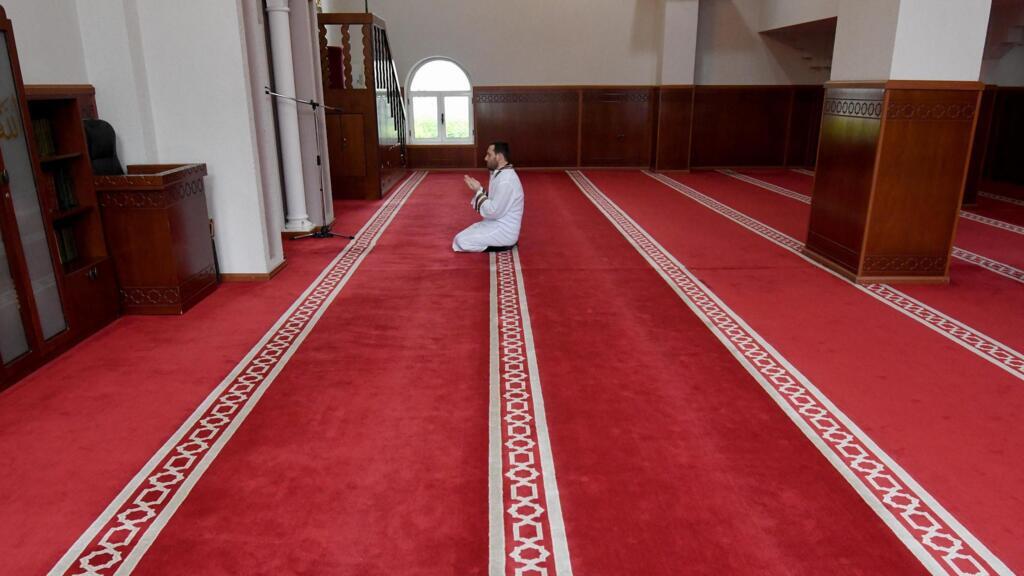 Un imam prie seul, à Tirana (Albanie), le 23 avril 2020, le premier soir du Ramadan. Les lieux de culte sont fermés au public suite aux mesures de prévention contre l'épidémie du coronavirus.