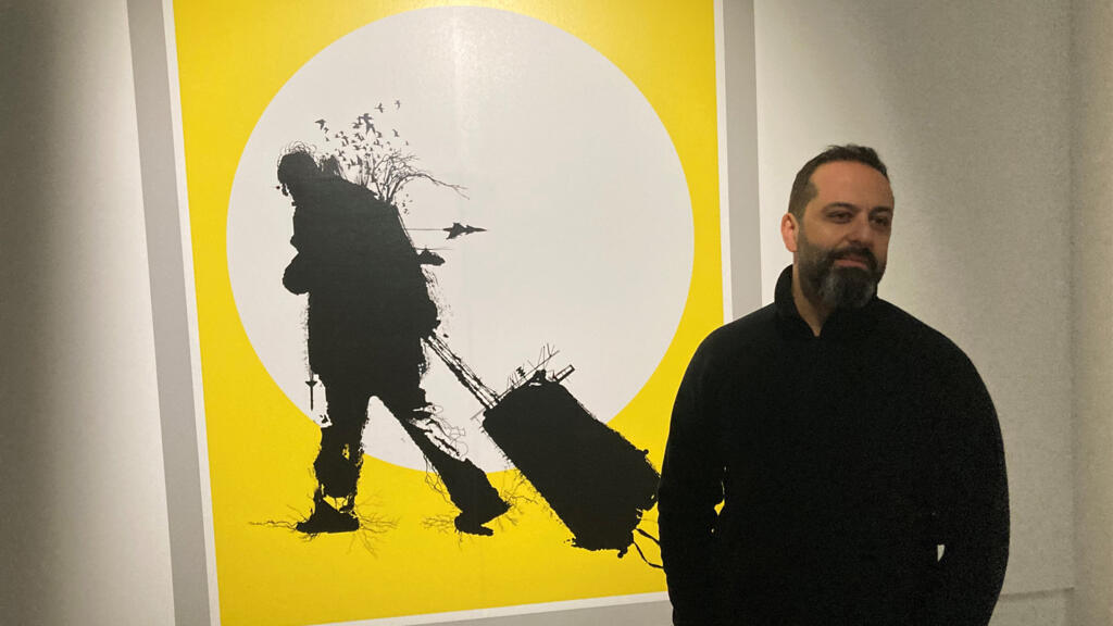 Farès Cachoux devant son tableau « le Réfugié ».