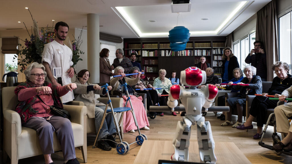 Le robot Zora distrait les personnes âgées de la maison de retraite, en lieu et place d'humains.