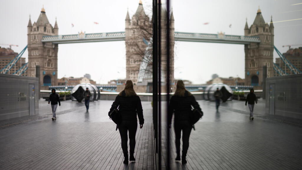 Foram mais de mil óbitos em 24 horas, o que não acontecia desde abril. Para o premiê britânico, Boris Johnson,  o lockdown é a única medida acertada, por enquanto.