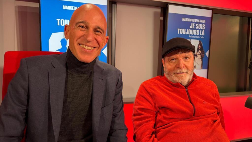 O professor Leonardo Tonus (à esquerda) com o escritor e músico Marcelo Rubens Paiva no estúdio 21 da RFI.