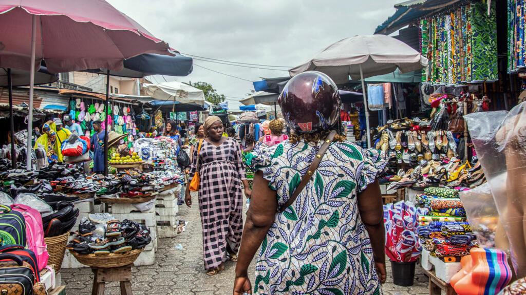 Des acheteurs recherchent des articles au marché Dantokpa à Cotonou, le 4 octobre 2024.