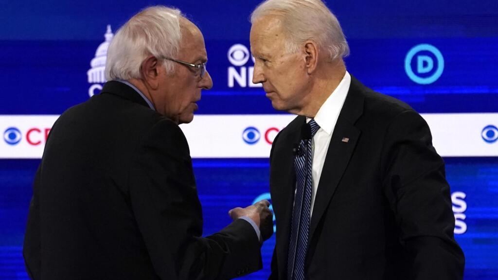 Les candidats à l'investiture démocrate américaine Bernie Sanders et Joe Biden, lors du dixième débat à Charleston, Caroline du Sud, le 25 février 2020.