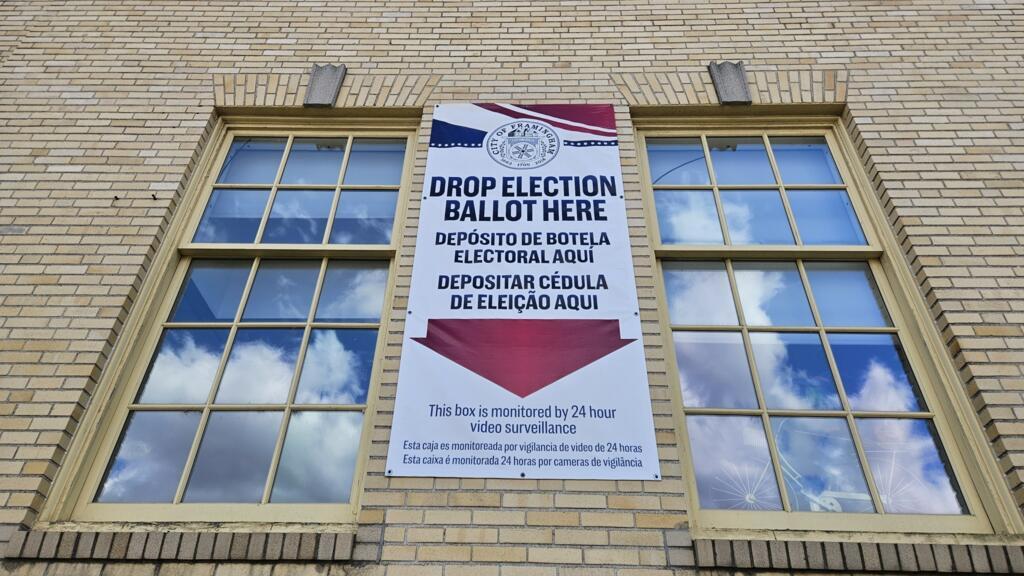 Urna de voto antecipado no prédio da prefeitura de Framingham, em Massachusetts, cidade conhecida como "a mais brasileira dos Estados Unidos".