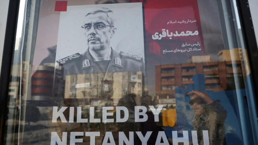 Chân dung tướng Mohammad Bagheri, đã bị Israel ám sát, trên đường phố Teheran, Iran ngày 23/06/2025.