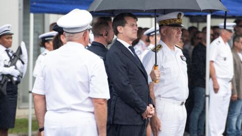 Le ministre français des Affaires étrangères Manuel Valls (au centre) visite l'académie de police de la Direction territoriale de la police nationale (DTPN) de Nouvelle-Calédonie à Nouméa, le 28 février 2025.