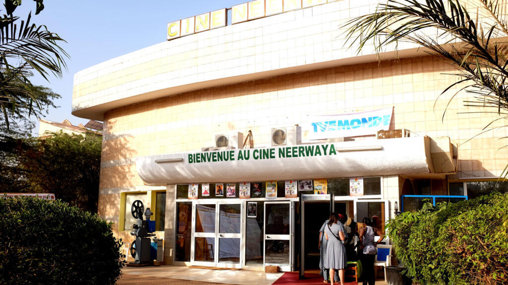 Le cinéma Neerwaya, une salle de mille places et une des trois salles permanentes dans la ville de Ouagadougou, au Burkina Faso.