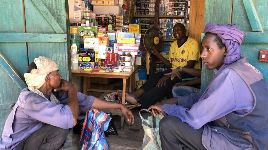 Des éleveurs peuls viennent chercher des médicaments sur le chemin du retour vers le Tchad, à Paoua, le 16 mai 2020.