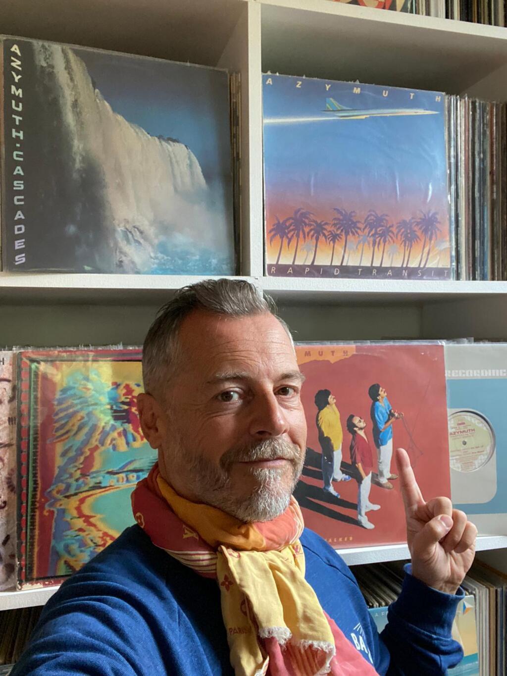 O francês Laurent Signoret mostra os álbuns do Azymuth que tem em sua coleção de LPs, em Paris.