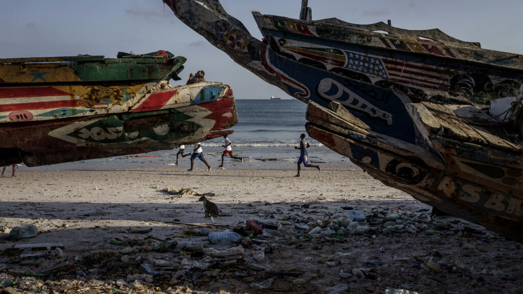 Sénégal: soixante migrants secourus à bords d'une pirogue près de Dakar
