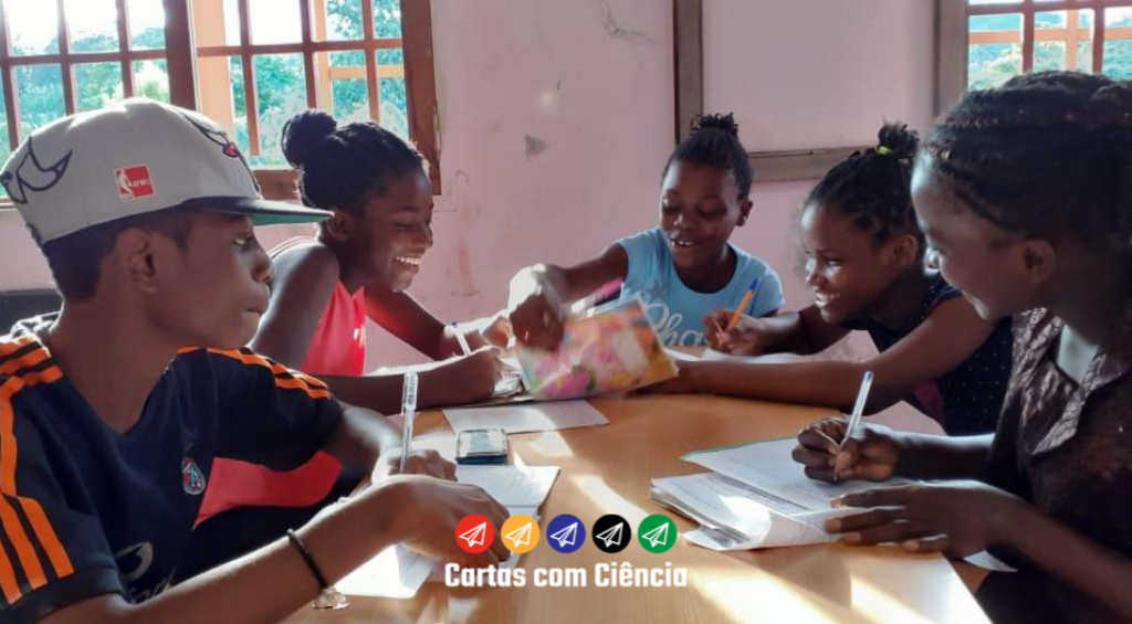 Alunos da escola participante de São Tomé e Príncipe reunidos para escrever cartas