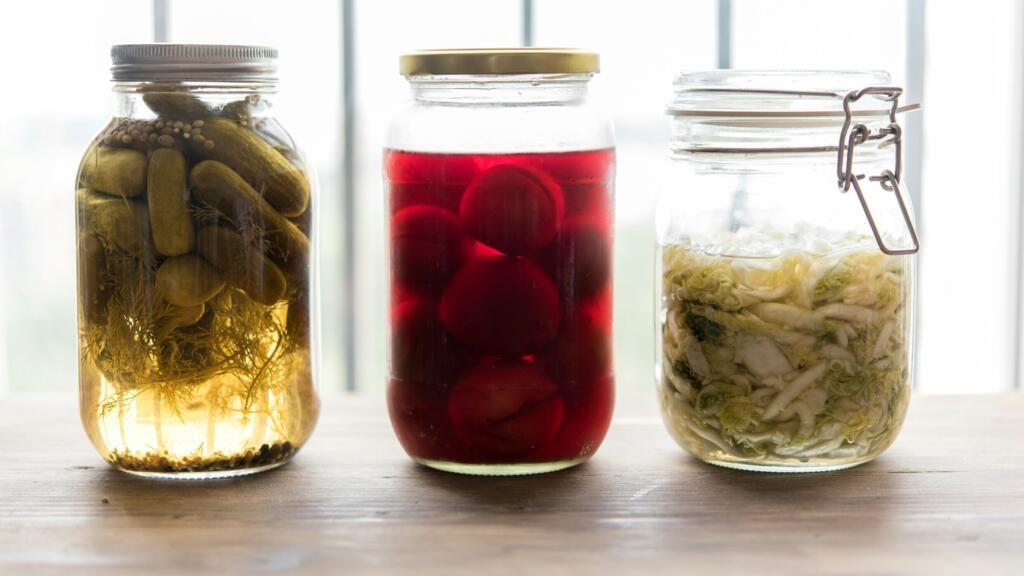 La fermentation est partout dans notre alimentation, sans qu’on s’en rende forcément compte : le pain au levain, le tofu, la bière, le yaourt, les pickles, le kombucha...