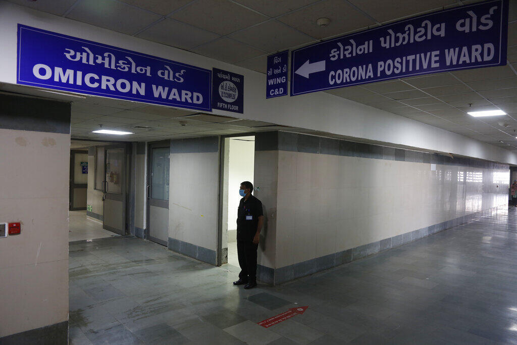 Ala sendo preparada para a variante do coronavírus ômicron no Hospital Civil em Ahmedabad, Índia, segunda-feira, 6 de dezembro de 2021.
