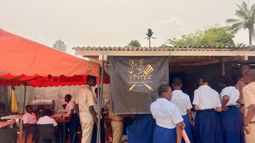 À Abidjan, des cantines scolaires pour bien se nourrir et mieux apprendre