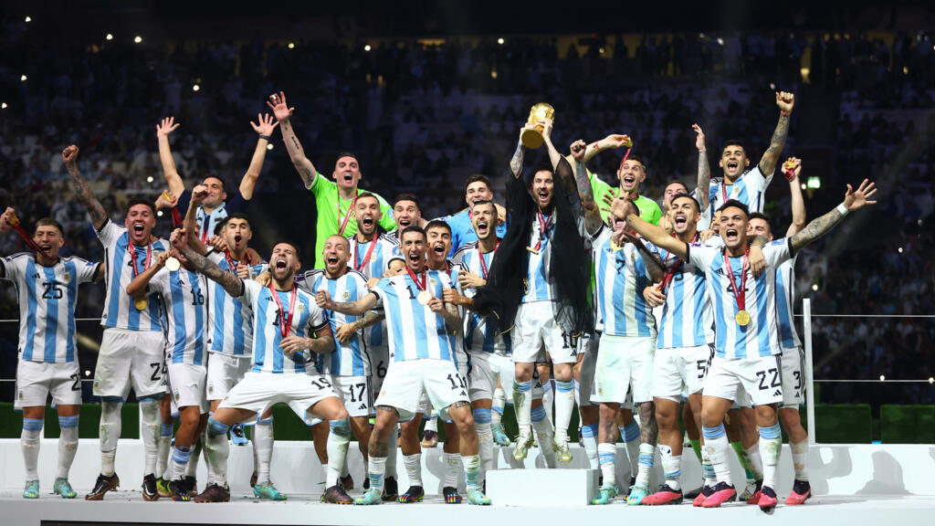 Les Argentins soulevant le trophée de vainqueurs de la Coupe du monde 2022 de football masculin, ce 18 décembre 2022 à Lusail (Qatar).