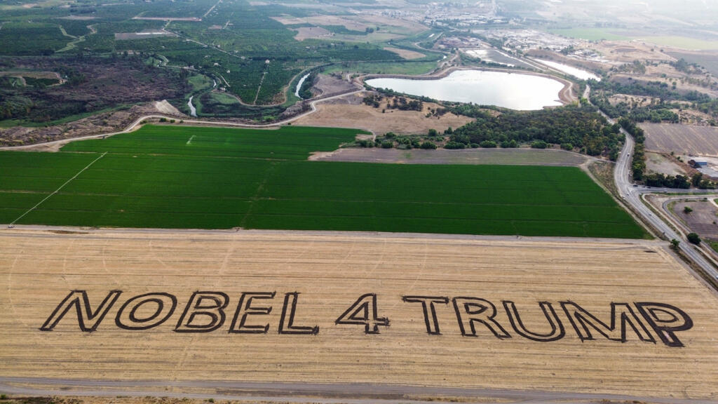 Une vue prise par un drone montre l'inscription « Nobel 4 Trump » créée par l'artiste agricole Peter Winner dans un champ, après que le président américain Donald Trump a annoncé qu'Israël et le Hamas s'étaient mis d'accord sur la première phase d'un cessez-le-feu à Gaza, près du kibboutz Maoz Haim, dans le nord d'Israël, le 9 octobre 2025.