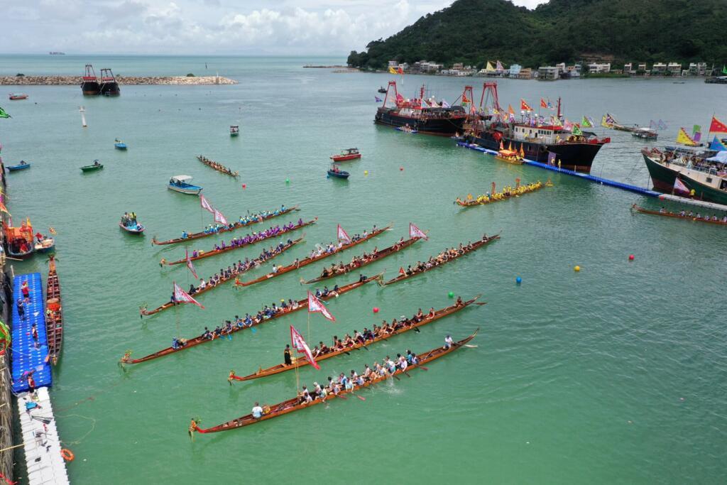 Le litchi est offert comme cadeau, notamment pendant le festival des bateaux-dragons. Photo aérienne prise pendant le festival des bateaux-dragons à Tai O, sur l'ile de Lantau. (Image d'illustration)
