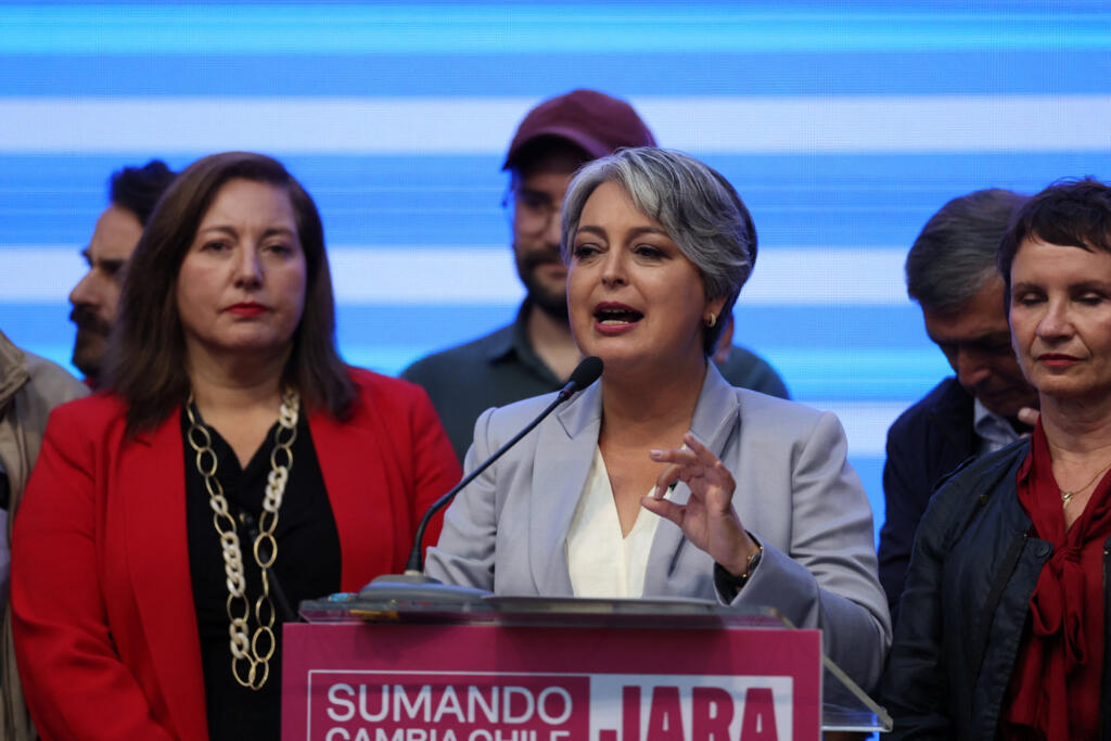 Jeannette Jara, candidate présidentielle de la coalition de gauche au pouvoir et membre du Parti communiste, s'adresse à ses partisans après les premiers résultats du second tour de l'élection présidentielle, à Santiago, au Chili, le 14 décembre 2025.