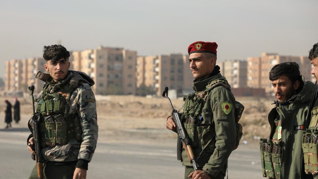 Des membres des Forces démocratiques syriennes (FDS), dirigées par les Kurdes, se tiennent le long d'une rue, après que les rebelles se sont emparés de la capitale et ont renversé Bachar el-Assad, à Hassaké, en Syrie, le 11 décembre 2024.