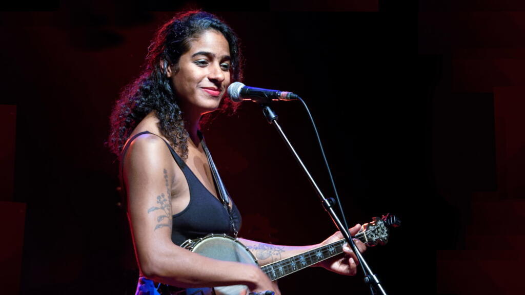 Leyla McCalla en concert à La Cigale, Paris, 2019.