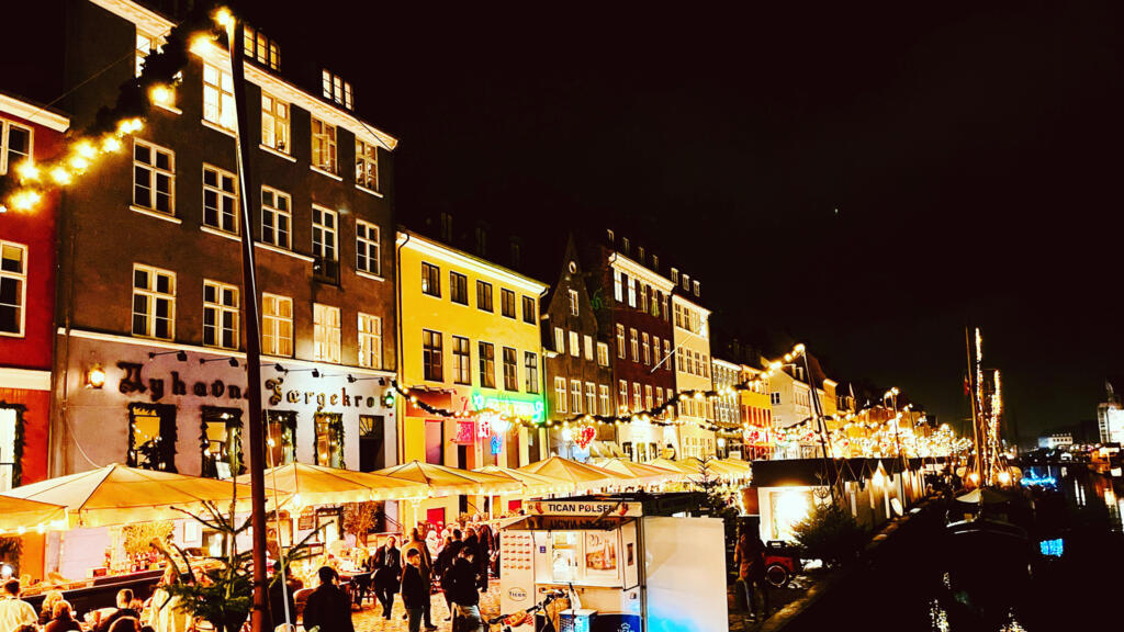 Feira de Natal e iluminação nas ruas de Copenhague