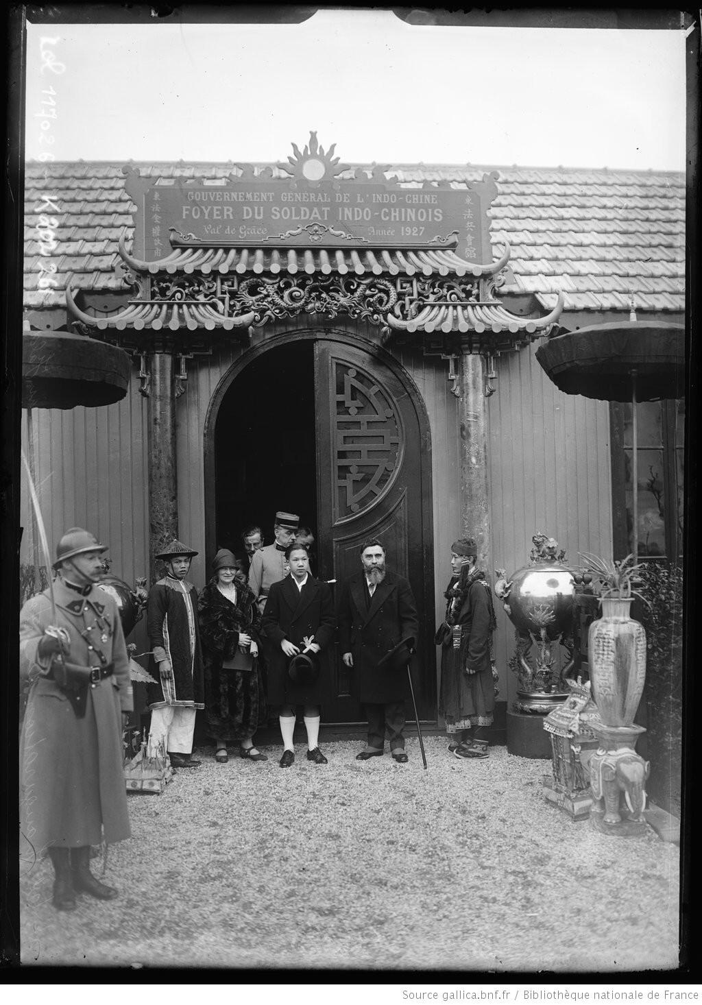 Hoàng đế Bảo Đại khánh thành khu nhà dành cho lính Đông Dương trong bệnh viện Val-de-Grâce, Paris, ngày 09/03/1927.