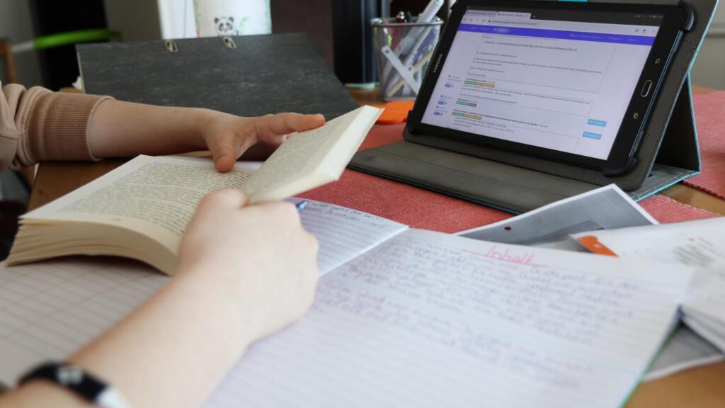Les élèves suivent leurs cours à distance via internet.