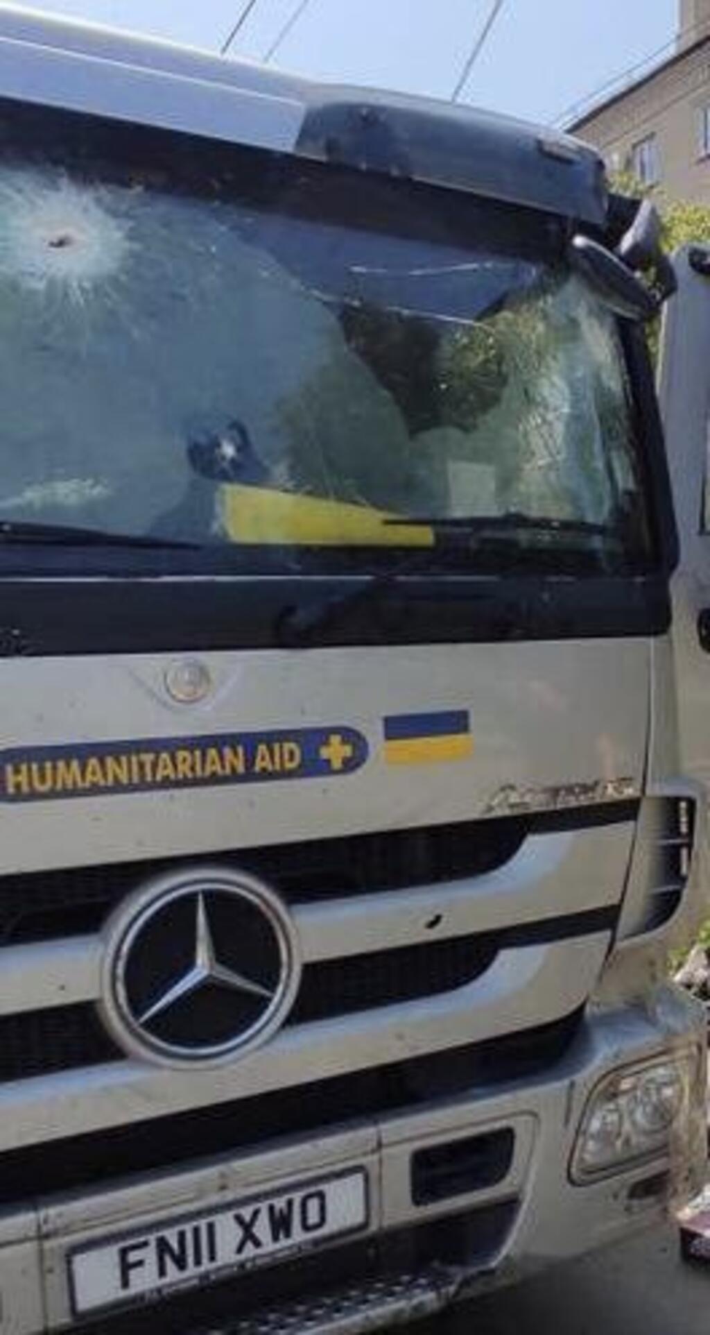 Photo du camion siglé "aide humanitaire" qui transportait Frédéric Leclerc-Imhoff lorsqu'il a été mortellement touché par un éclat d'obus.
