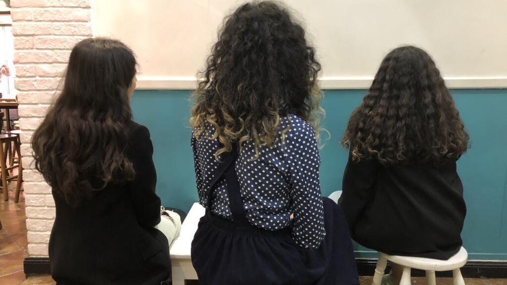 Shirin, Yasmine et Ava dans un café de Téhéran, mars 2023.