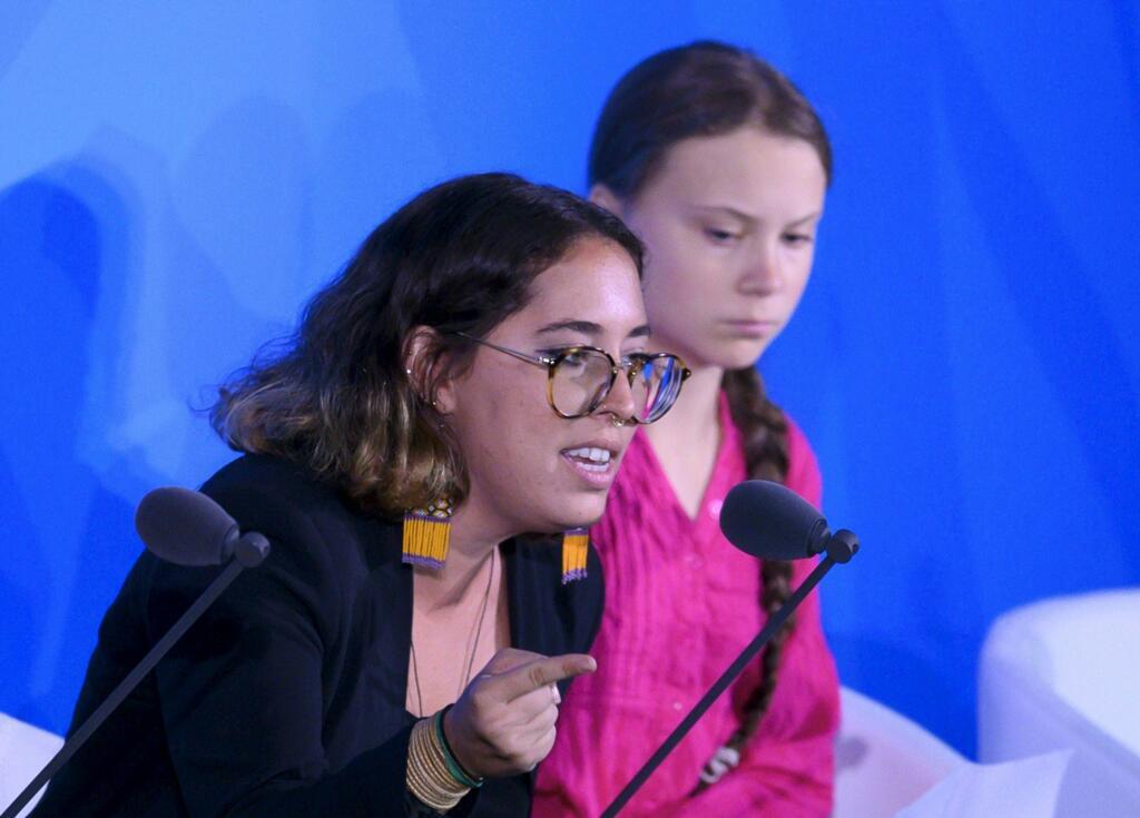 A jovem ativista Paloma Costa fala ao lado de Greta Thunberg (direita) durante a Cúpula de Ação Climática das Nações Unidas, em 23 de setembro de 2019, na sede das Nações Unidas em Nova Iorque.