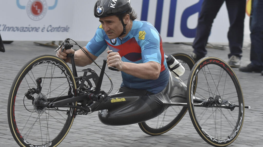 L'ex-pilote F1 Alex Zanardi, lors du 23e marathon de Rome en catégorie handisport, le 2 avril 2017.